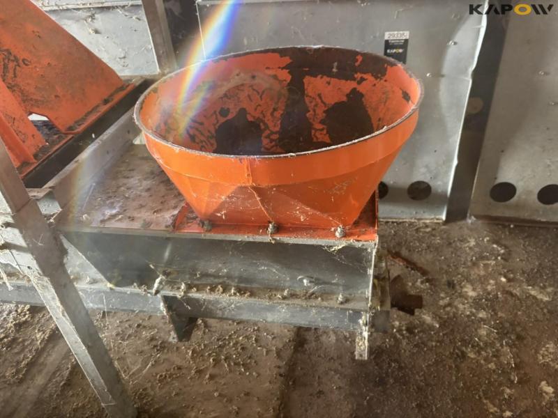 Big Dutchman hammer mill and grain cleaner 22