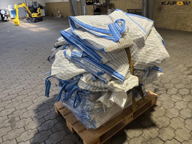 Big bags on pallet 7