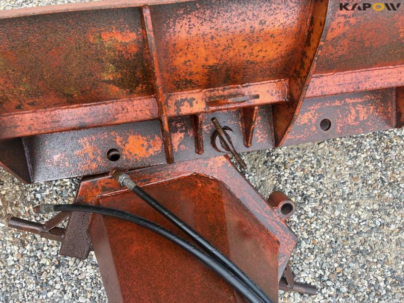 BM snow scraper with hydraulic piston 12