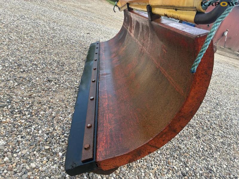 BM snow scraper with hydraulic piston 17