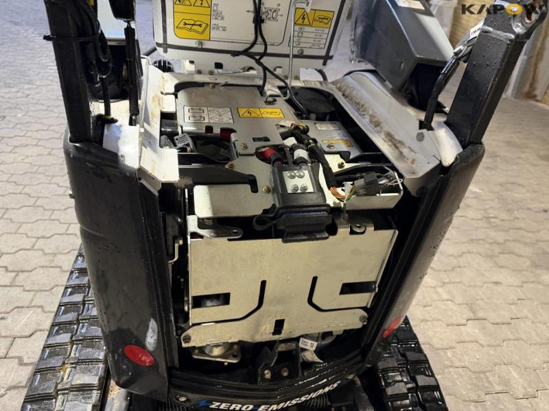 Bobcat E10e mini excavator 36