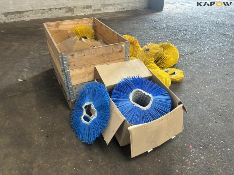 Brushes for motor broom 3