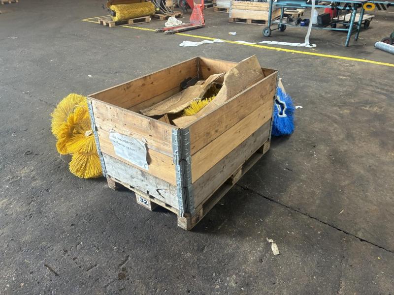 Brushes for motor broom 5
