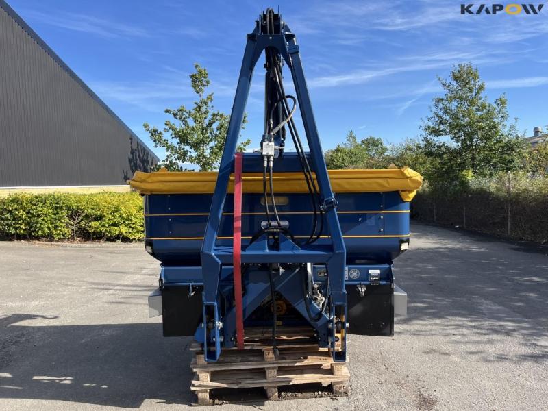 Bogballe L2W Z Plus fertilizer spreader with BXL 1300 crane 2