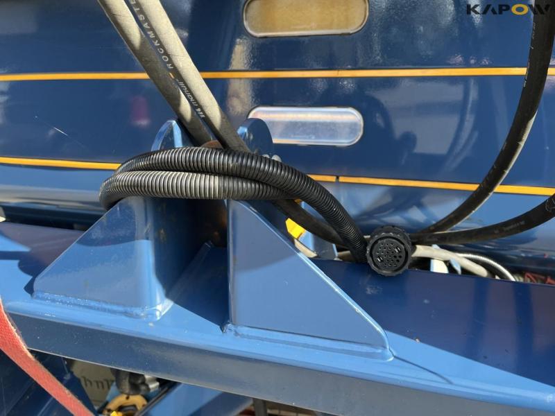 Bogballe L2W Z Plus fertilizer spreader with BXL 1300 crane 10