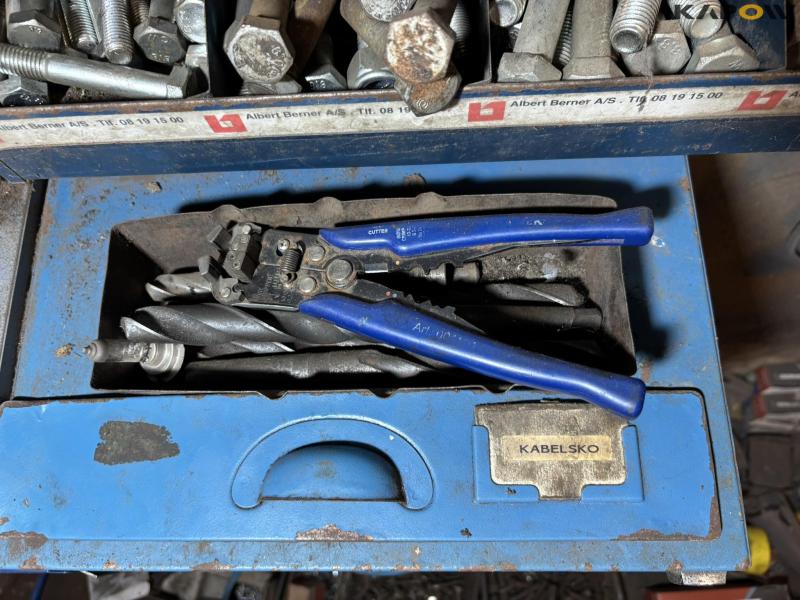 Bolts and assortment boxes with contents 18