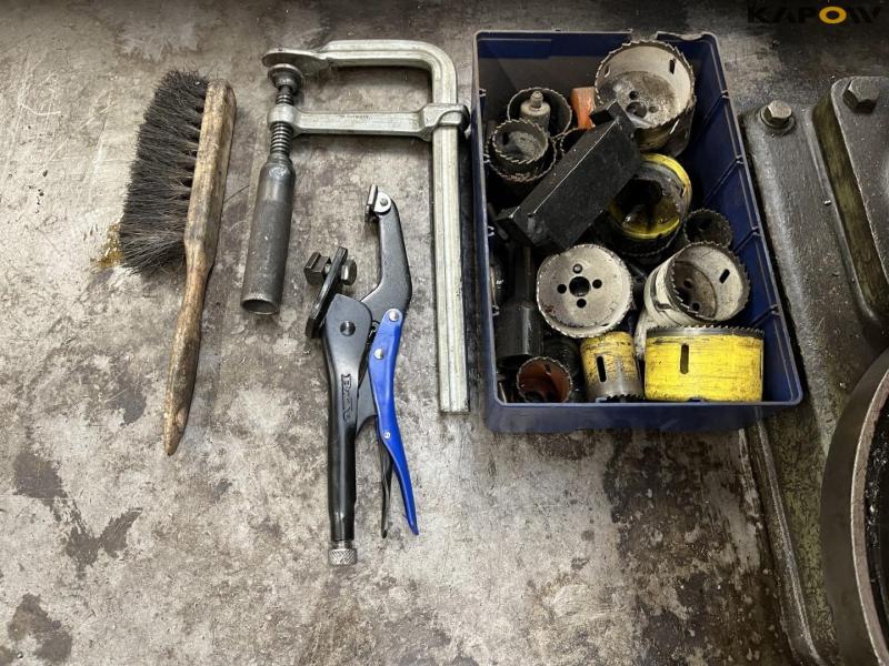 Table with pillar drill and accessories 5
