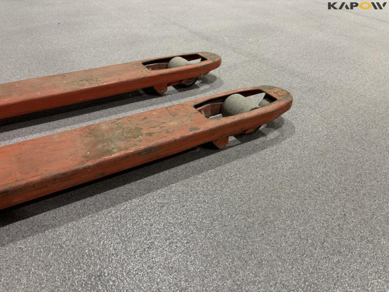 BT LHM230 pallet truck 11