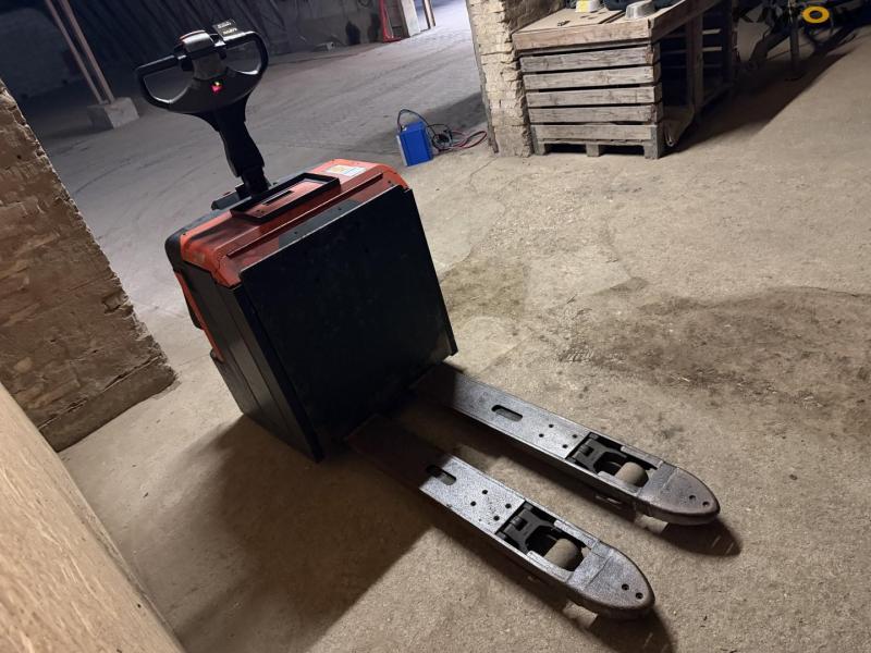 BT LPE 240/S electric stacker 3