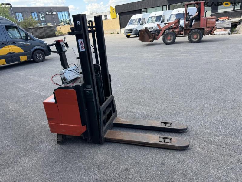 BT LSF 1250 electric stacker 4