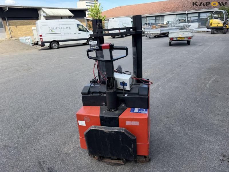 BT LSF 1250 electric stacker 6