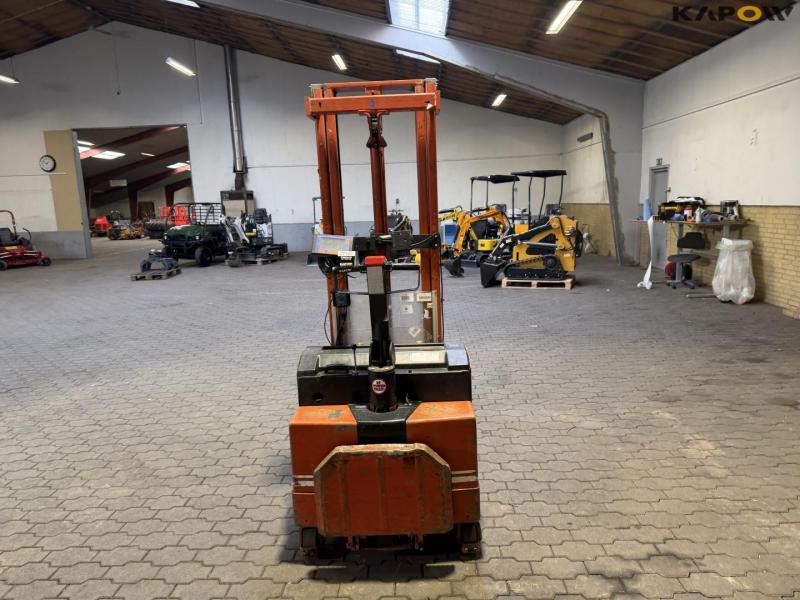 BT LSV 1000 E/10 electric stacker 6