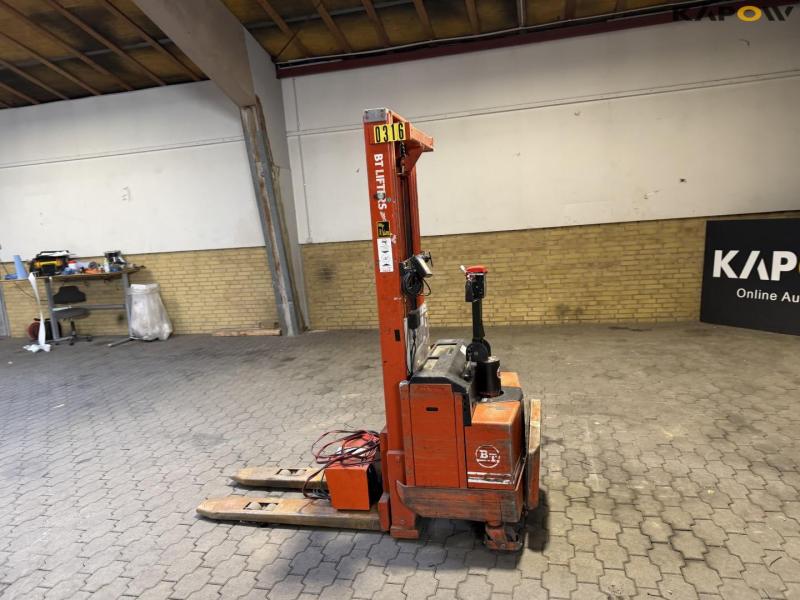 BT LSV 1000 E/10 electric stacker 8