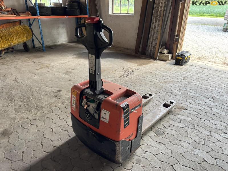 BT LWE 130 electric pallet truck 4