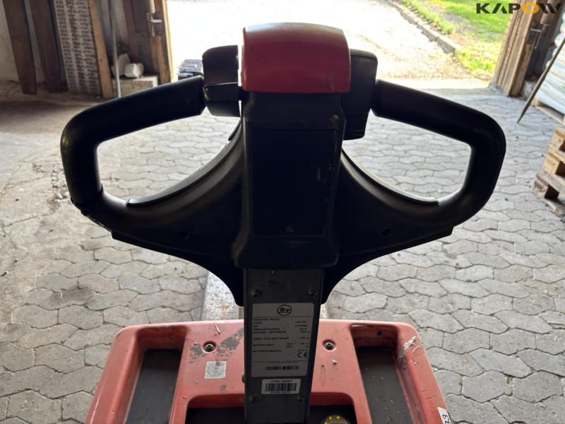 BT LWE 180 electric pallet truck 34