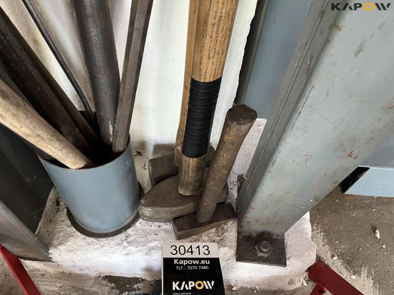 Brace, hammers, crowbars and jacks 4