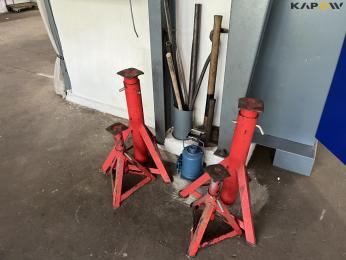 Brace, hammers, crowbars and jacks