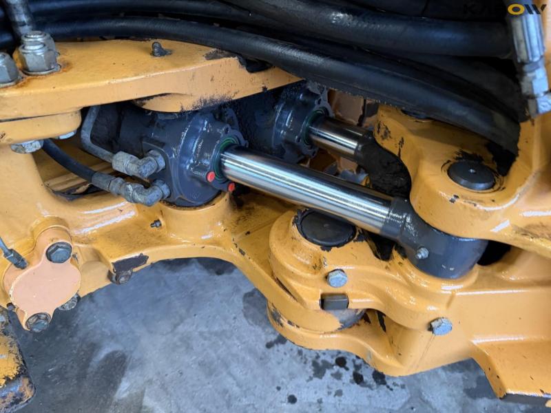 Case 695ST backhoe loader 26