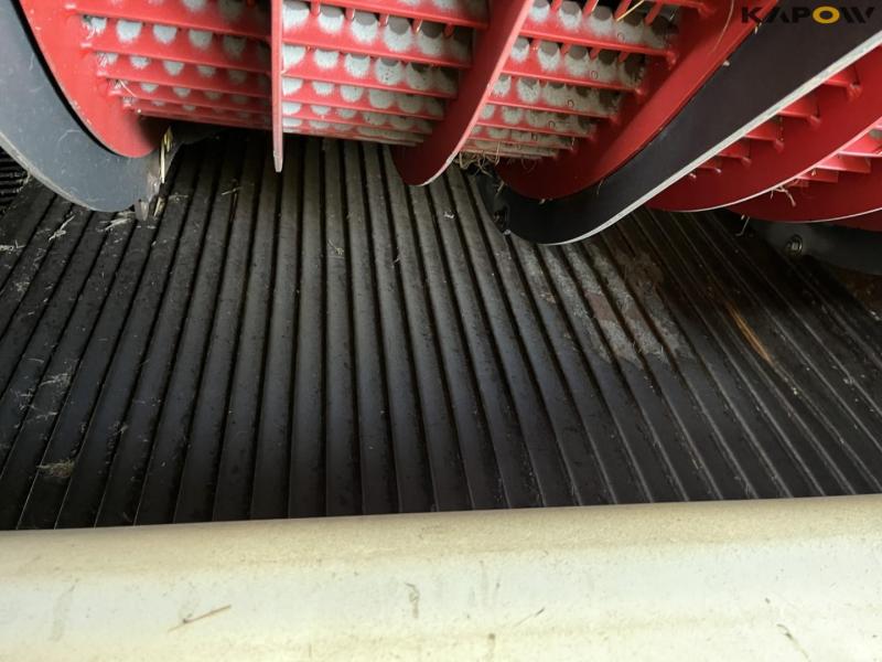 Case IH 9120 combine harvester with 35-foot vario header 44