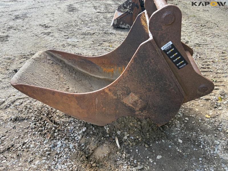 CAT digging bucket 8