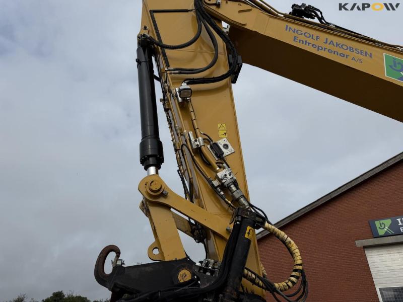 Caterpillar 330 FL excavator 17