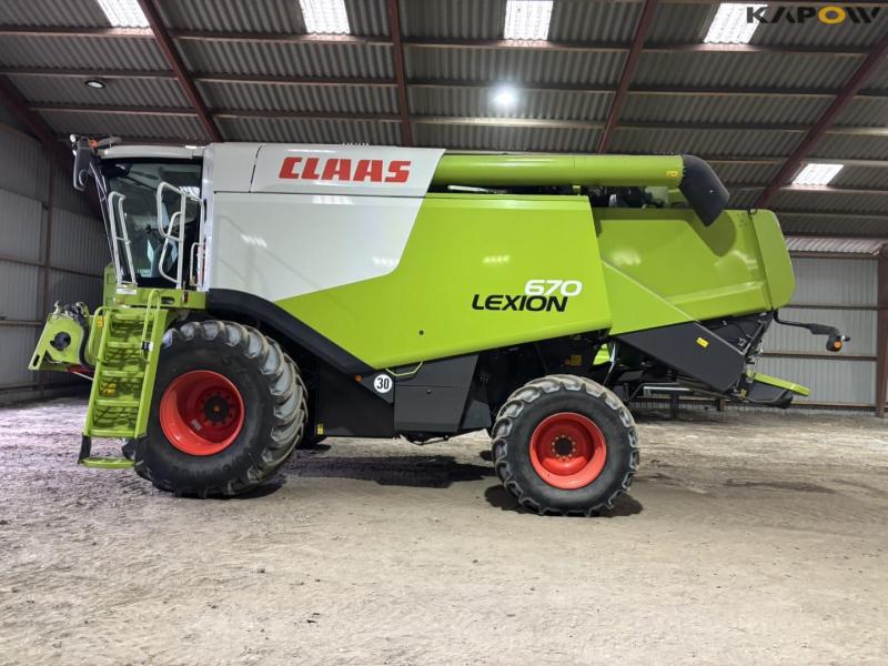 Claas 670 combine with V900 30ft header 8