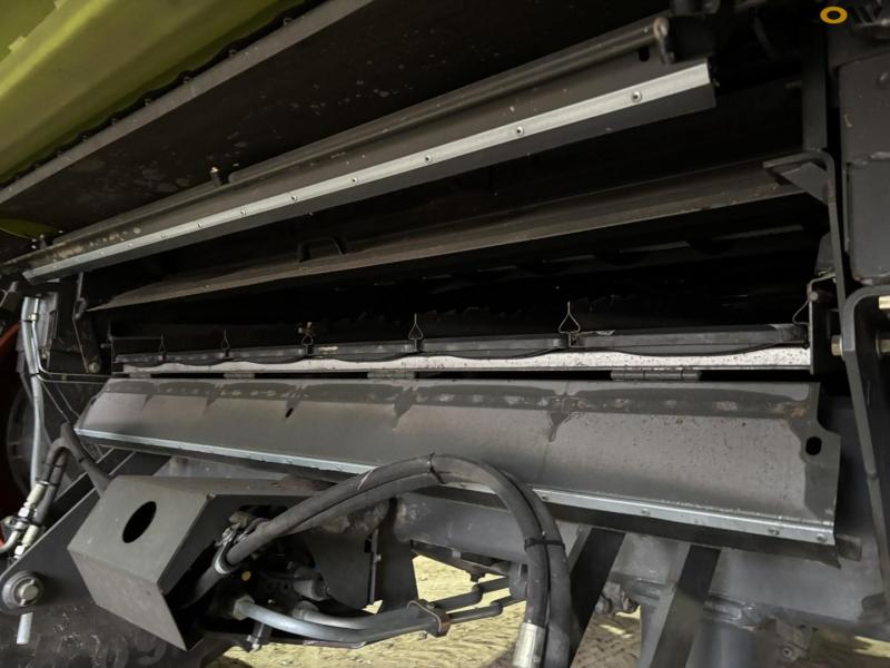 Claas 670 combine with V900 30ft header 12