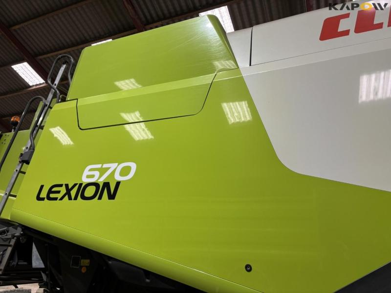 Claas 670 combine with V900 30ft header 29