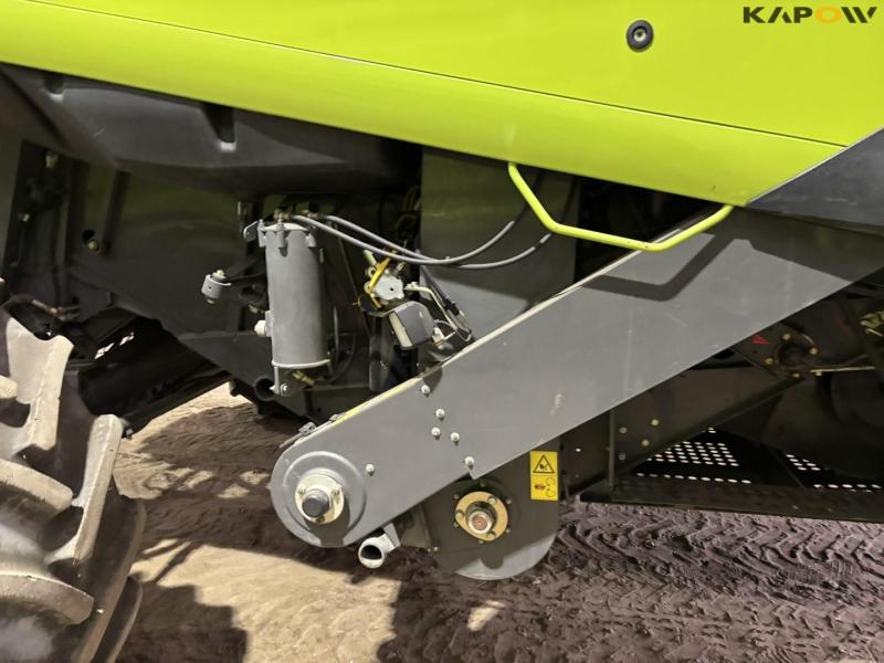 Claas 670 combine with V900 30ft header 31