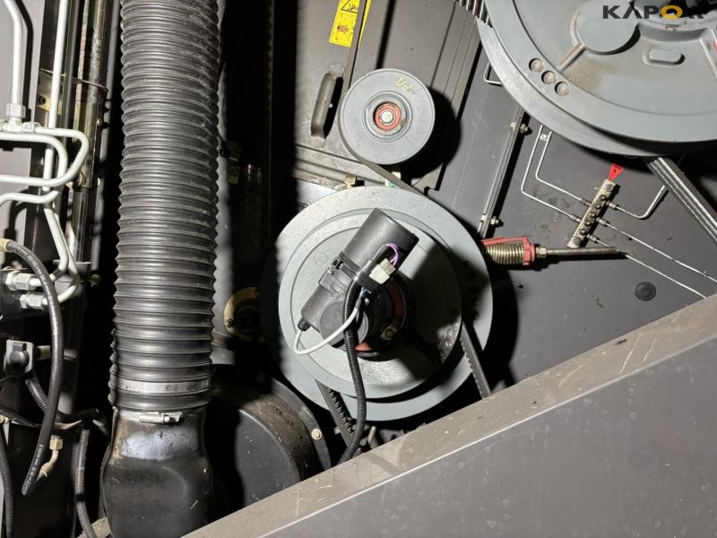 Claas 670 combine with V900 30ft header 35