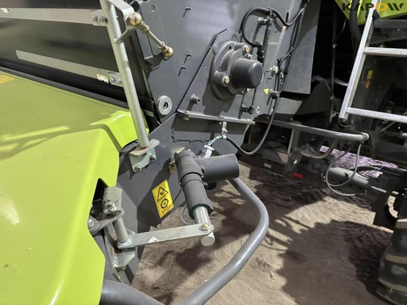 Claas 670 combine with V900 30ft header 62