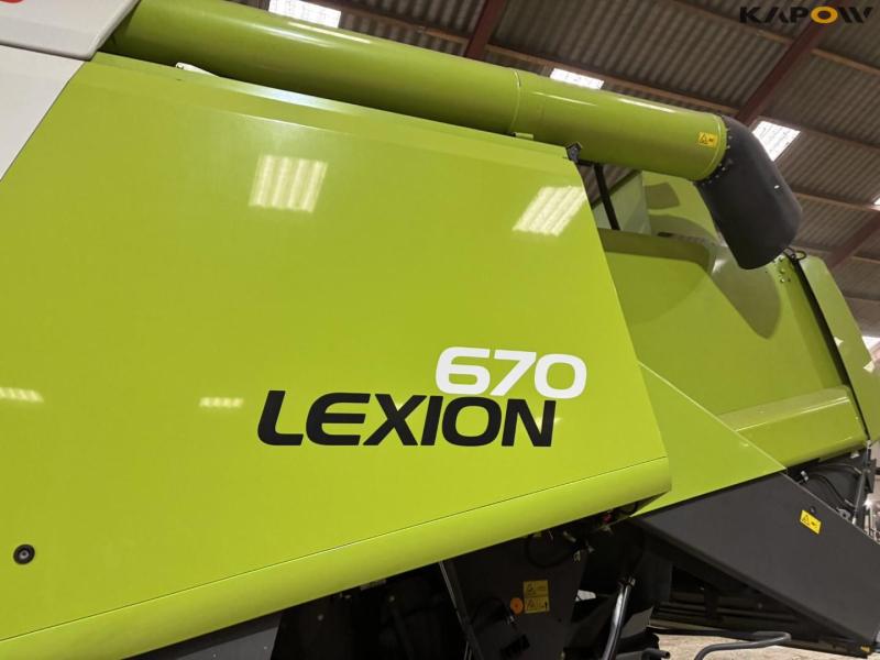 Claas 670 combine with V900 30ft header 75