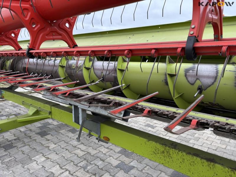 Claas 670 combine with V900 30ft header 110