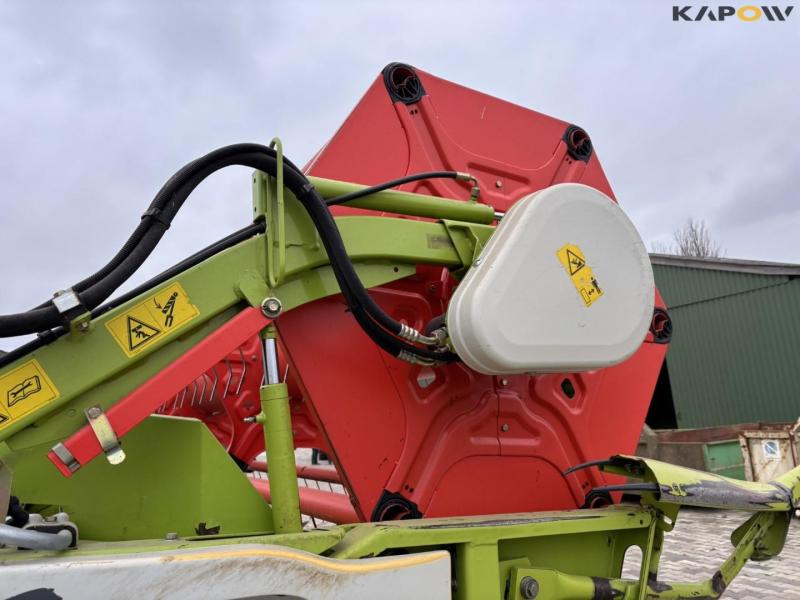 Claas 670 combine with V900 30ft header 116