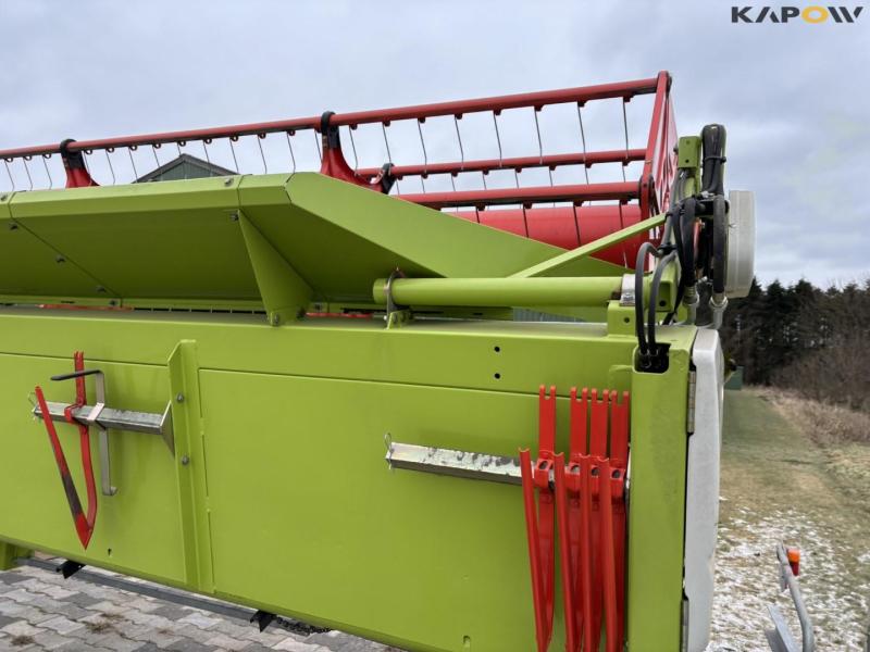 Claas 670 combine with V900 30ft header 117