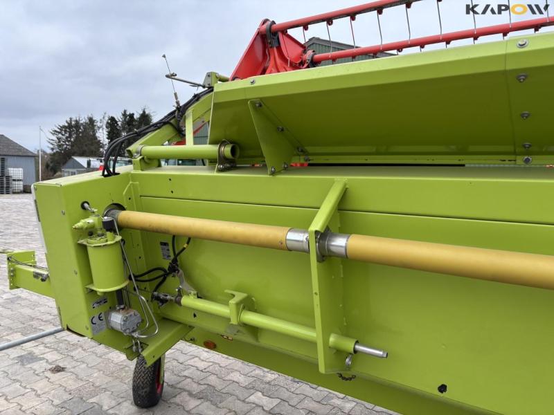 Claas 670 combine with V900 30ft header 124