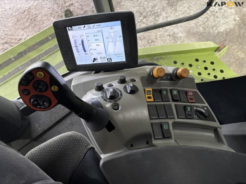 Claas 670 combine with V900 30ft header 94
