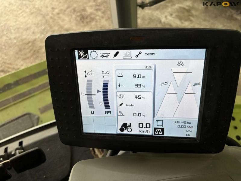 Claas 670 combine with V900 30ft header 95