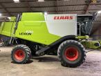 Claas 670 combine with V900 30ft header 4