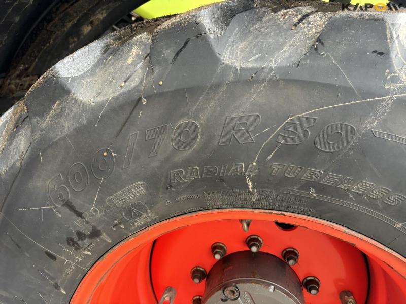 Claas Axion 850 tractor 79