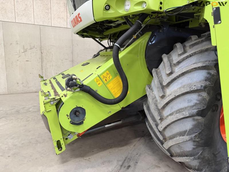 Claas Lexion 560 + 25 foot header 8