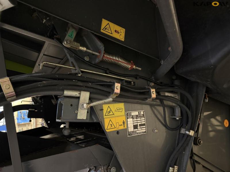 Claas Lexion 560 + 25 foot header 21