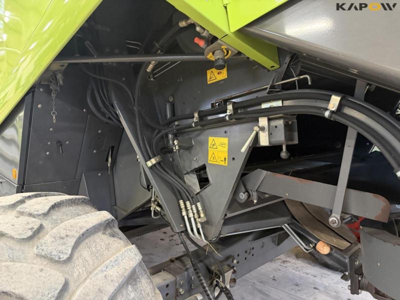 Claas Lexion 560 + 25 foot header 27