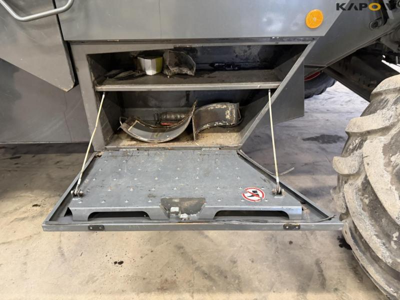 Claas Lexion 560 + 25 foot header 32