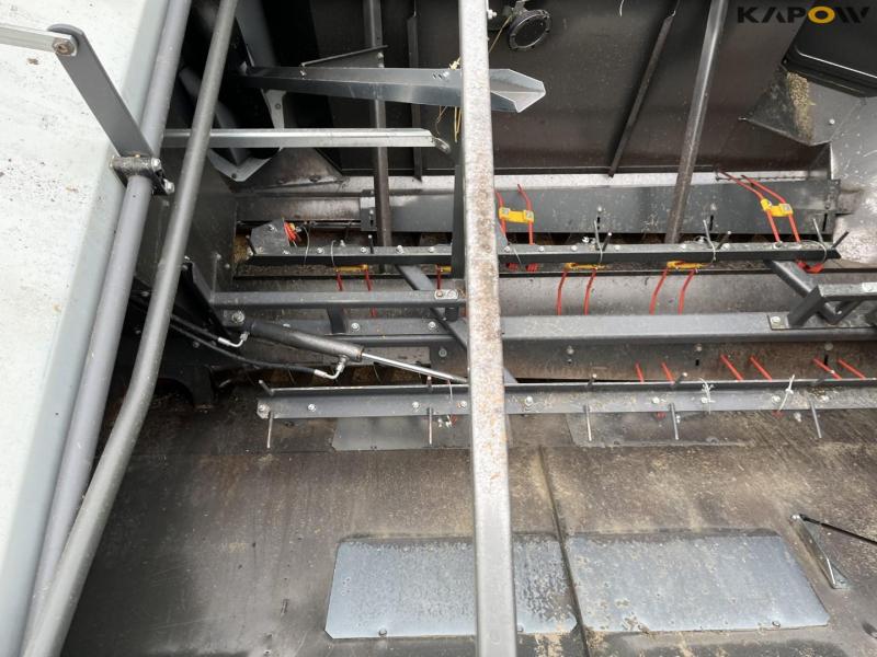 Claas lexion 760 combine harvester with 31 foot header 41