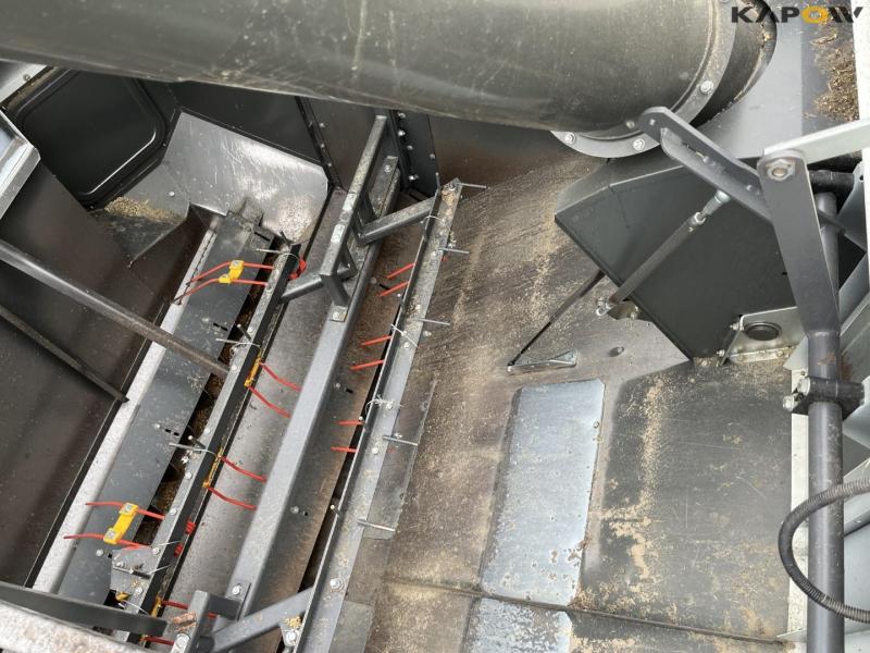 Claas lexion 760 combine harvester with 31 foot header 42