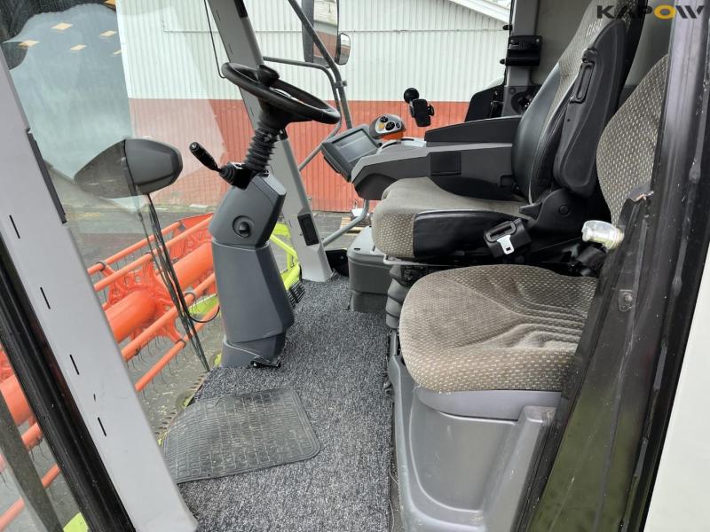 Claas lexion 760 combine harvester with 31 foot header 45