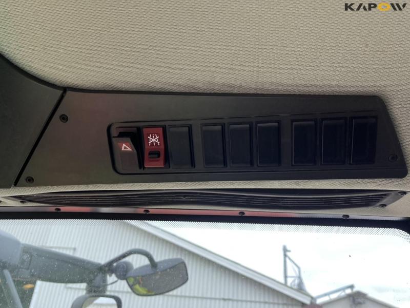 Claas lexion 760 combine harvester with 31 foot header 50