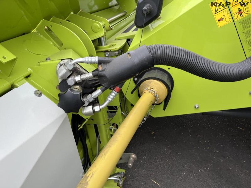 Claas lexion 760 combine harvester with 31 foot header 44