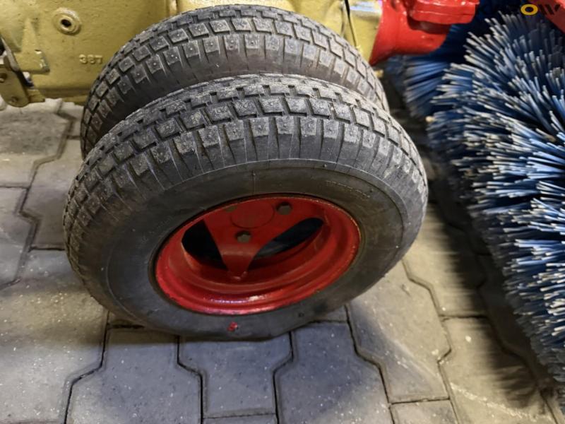 Clio tool carrier with broom 25